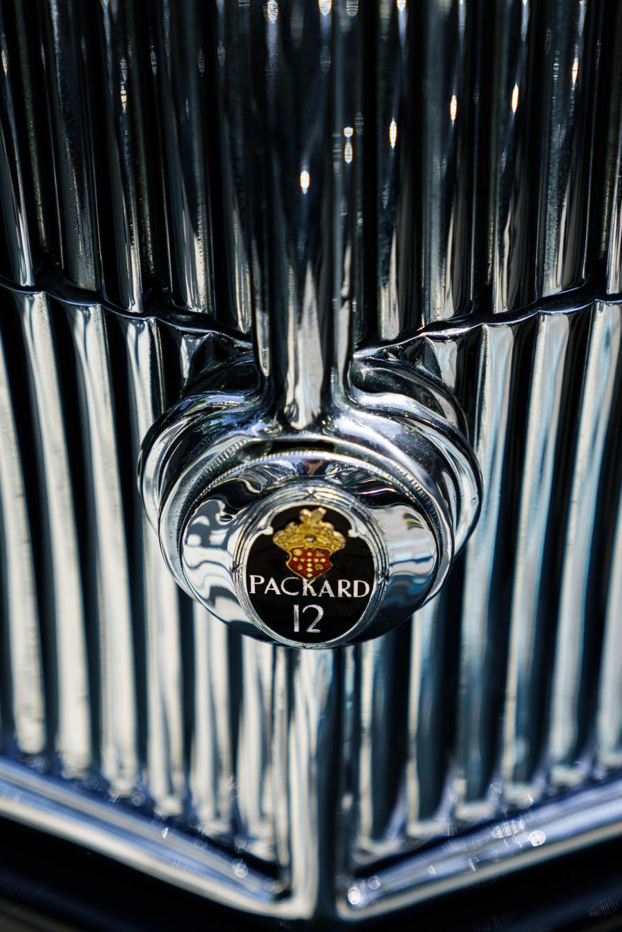 Логотип Packard Twelve Club Sedan (1107-736) 1934 года  (фото 16 из 38)